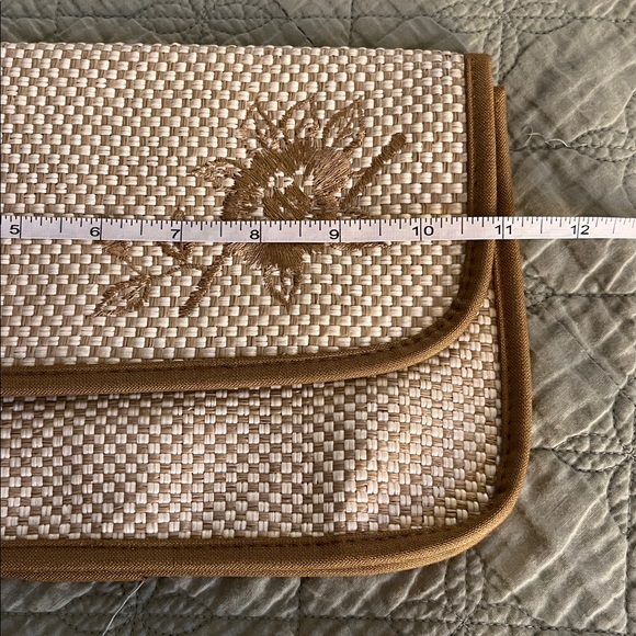 Vintage Woven Straw Clutch, with a floral embroidery design - Picture 14 of 15